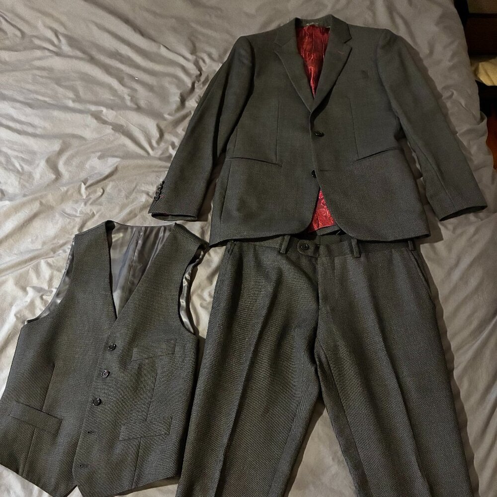 3 Piece Charcoal Suit (36R Jacket, 30x30 Pant)